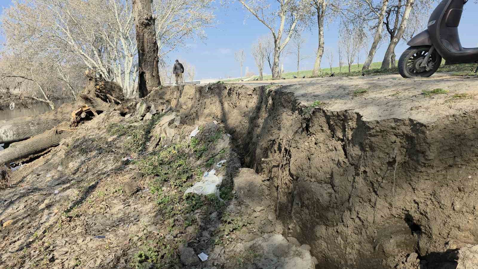 tunca nehri kiyisinda toprak kaymasi 9 yil sonra gelen taskinlar zemini etkiledi 6 ZO9NBZn9