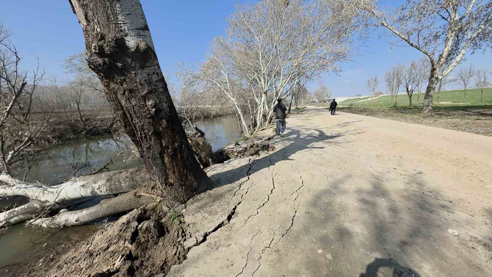 tunca nehri kiyisinda toprak kaymasi 9 yil sonra gelen taskinlar zemini etkiledi 8 fEIjP7lu