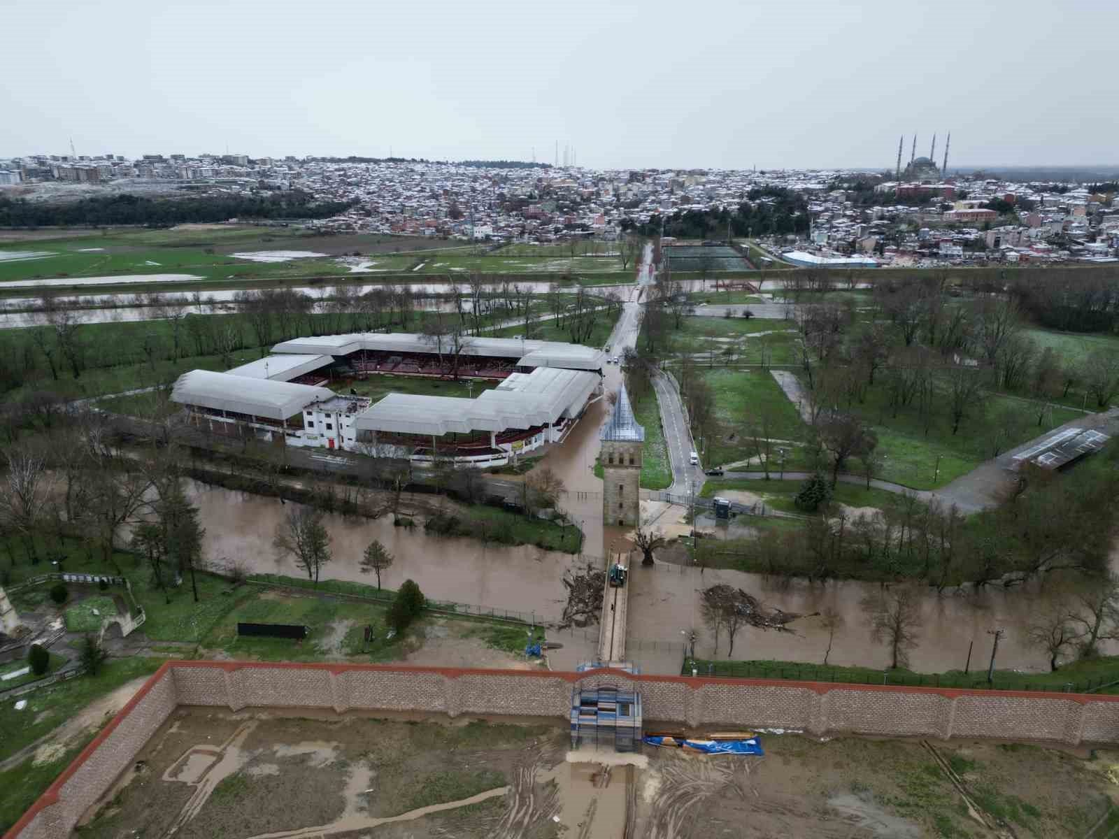 Tunca Nehri taştı, Kırkpınar güreşlerinin yapıldığı Er Meydanı sular altında kaldı 4 tunca nehri tasti kirkpinar gureslerinin yapildigi er meydani sular altinda kaldi 0 bhGGFnQd