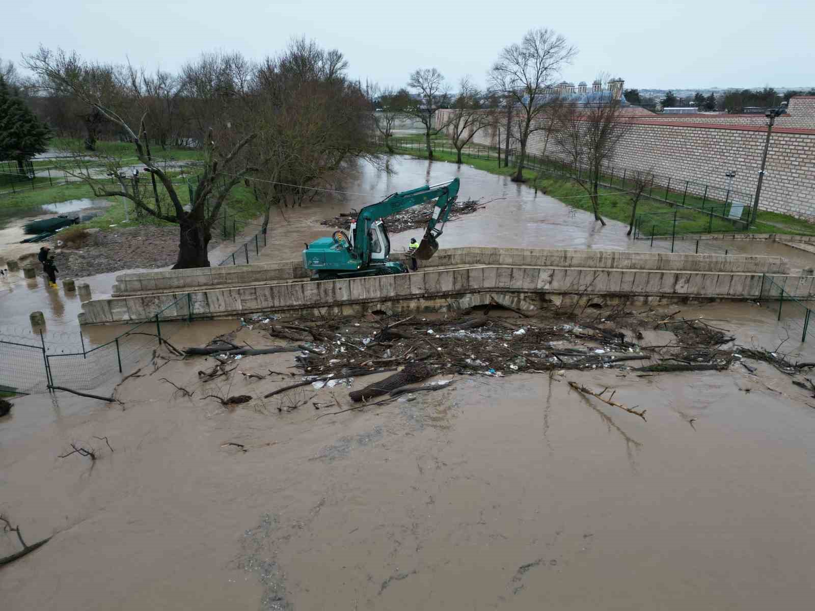 Tunca Nehri taştı, Kırkpınar güreşlerinin yapıldığı Er Meydanı sular altında kaldı 5 tunca nehri tasti kirkpinar gureslerinin yapildigi er meydani sular altinda kaldi 1 NESXnCts
