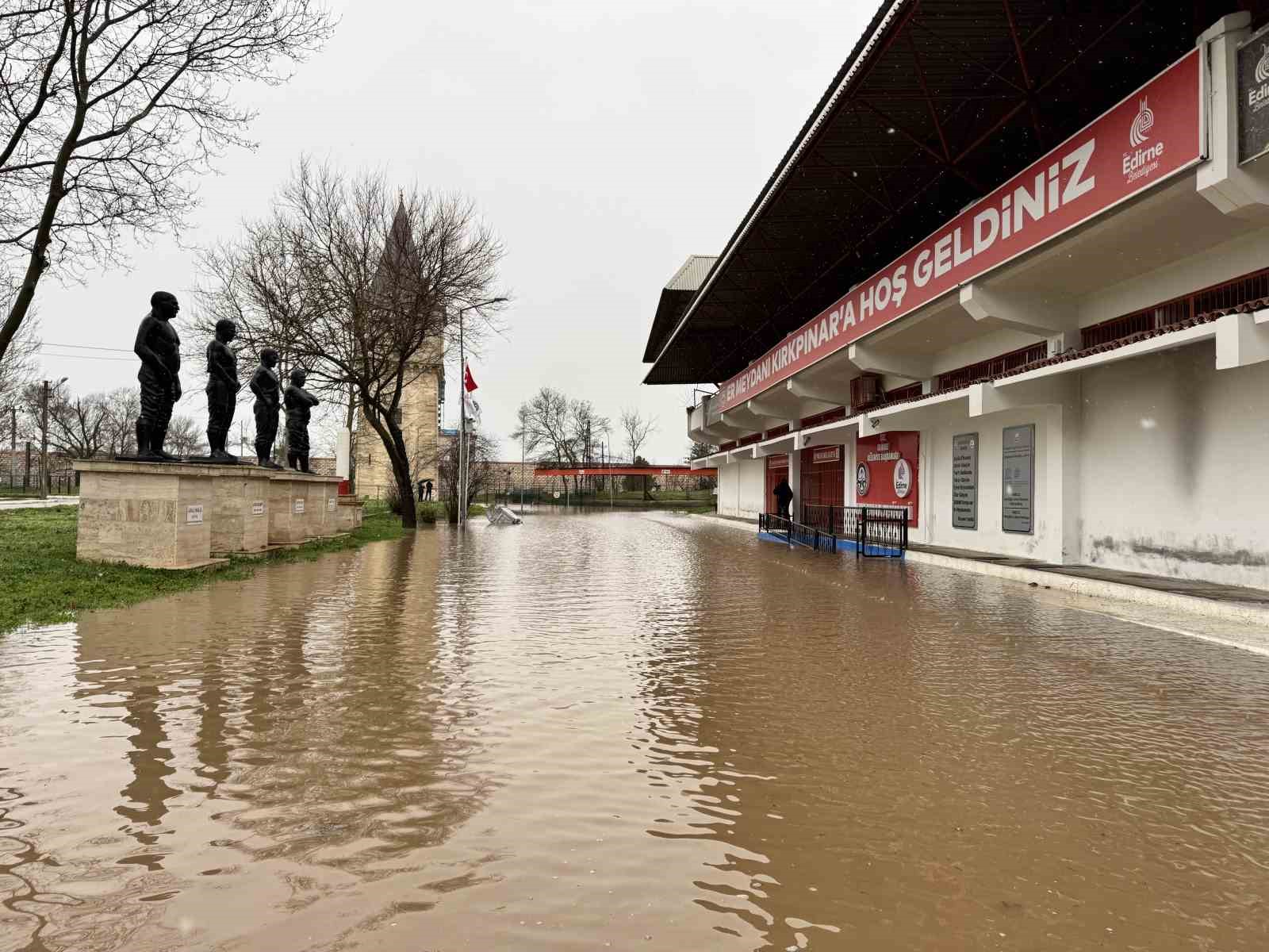 Tunca Nehri taştı, Kırkpınar güreşlerinin yapıldığı Er Meydanı sular altında kaldı 7 tunca nehri tasti kirkpinar gureslerinin yapildigi er meydani sular altinda kaldi 3 GGcRndDM