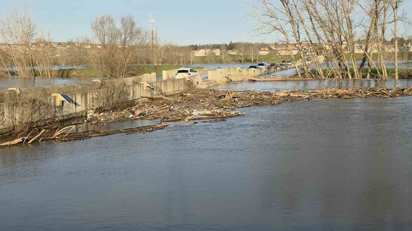 Tunca Nehri’nde turuncu alarm sürüyor, Sarayiçi’nde su yayılımı devam ediyor 7 tunca nehrinde turuncu alarm suruyor sarayicinde su yayilimi devam ediyor 3 SAcRdebM
