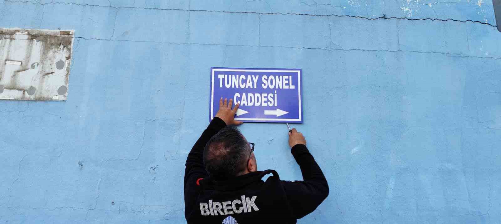 tuncay sonelin ismi caddelerden kaldirildi 0 C7BhHKsr
