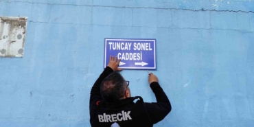tuncay-sonelin-ismi-caddelerden-kaldirildi-XunHfdwl.jpg
