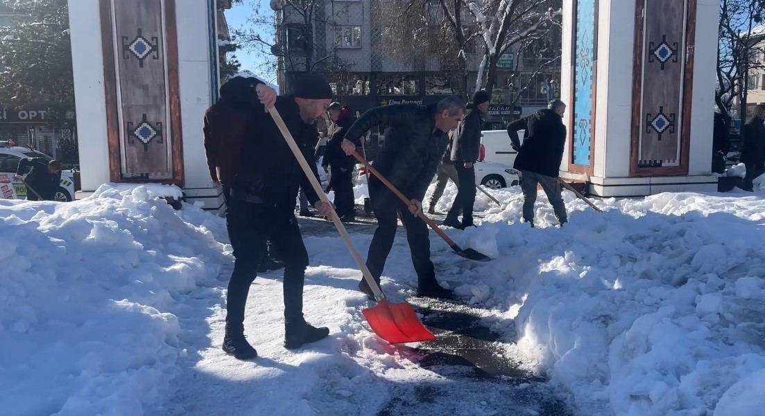 tunceli belediyesi karla mucadele calismalarini surduruyor 2 HeqrNyFC