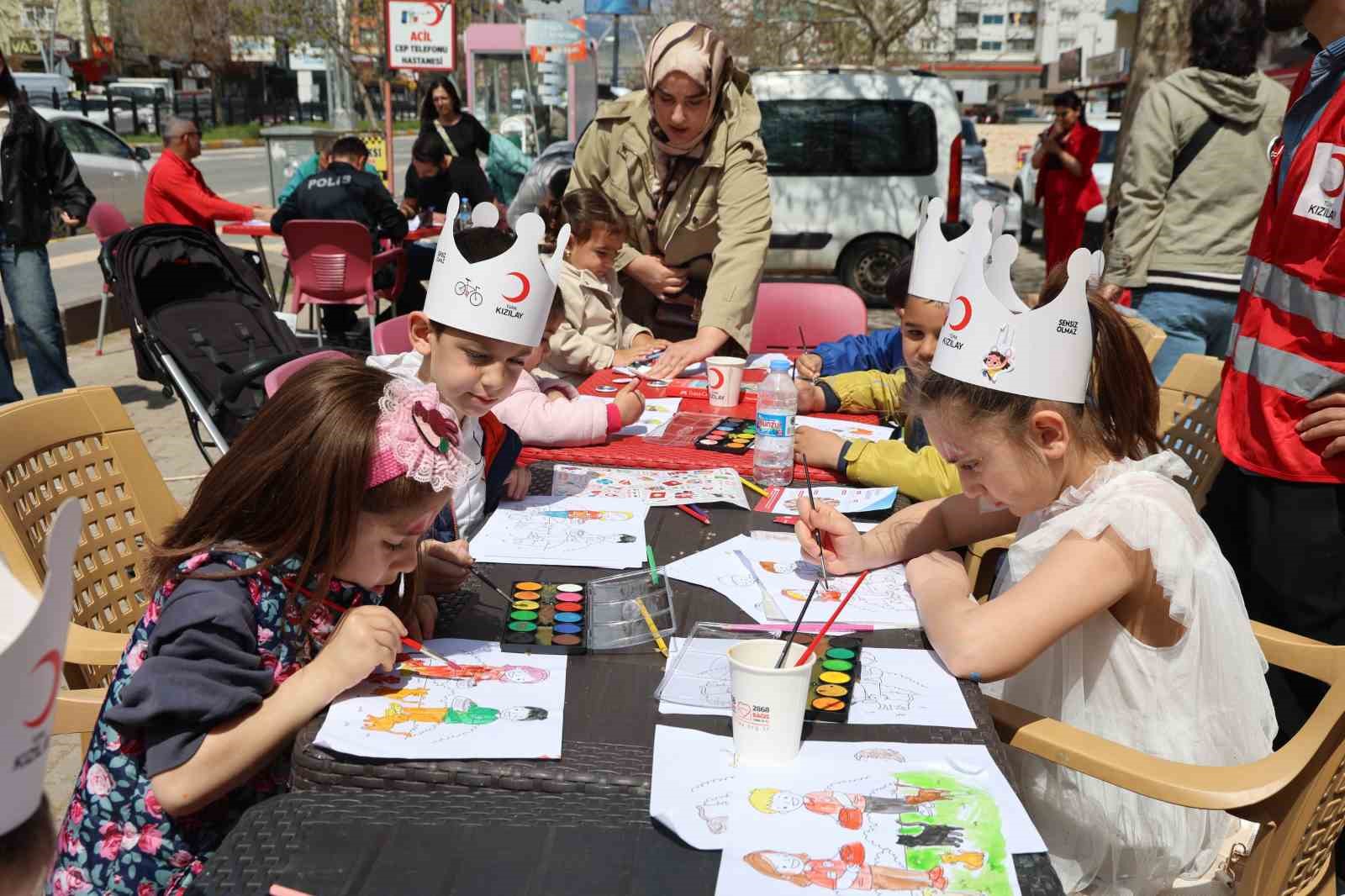 tunceli turk kizilayindan cocuklara senlik buyuklere bagis etkinligi 0 gdQlC72a