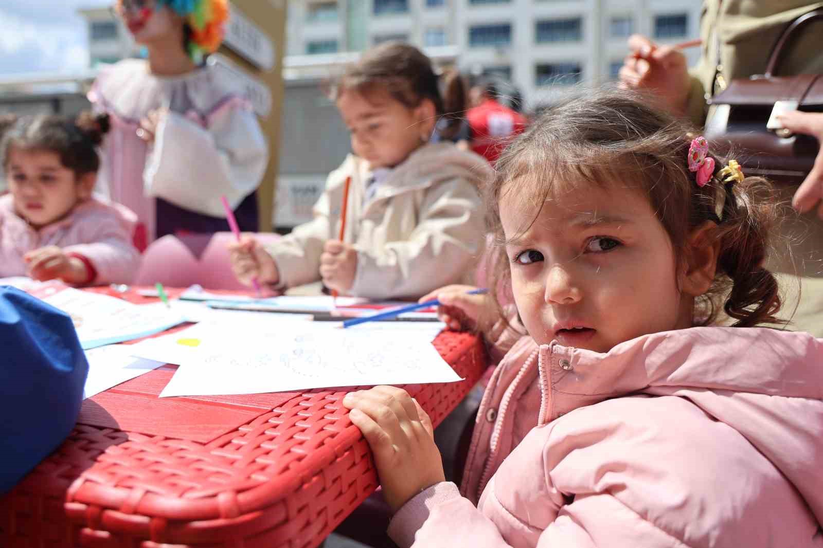 tunceli turk kizilayindan cocuklara senlik buyuklere bagis etkinligi 3 NY6BwVjj