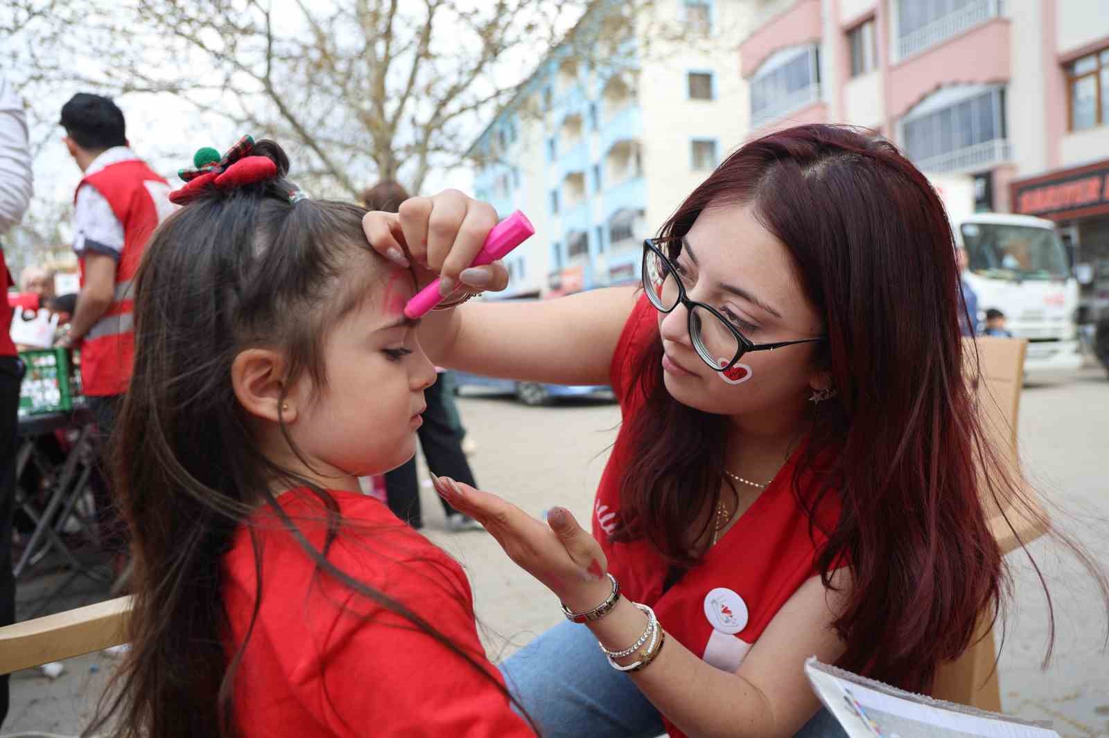tunceli turk kizilayindan cocuklara senlik buyuklere bagis etkinligi 4
