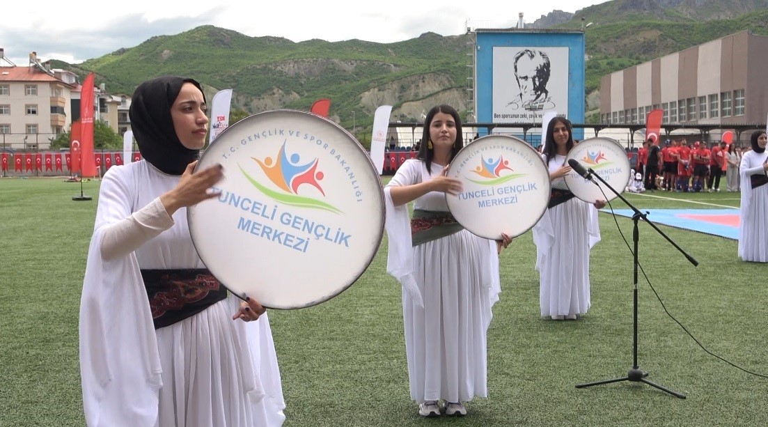 tuncelide 19 mayis toreni renkli anlara sahne oldu insaatta halay cektiler 2 gBzsfnkg