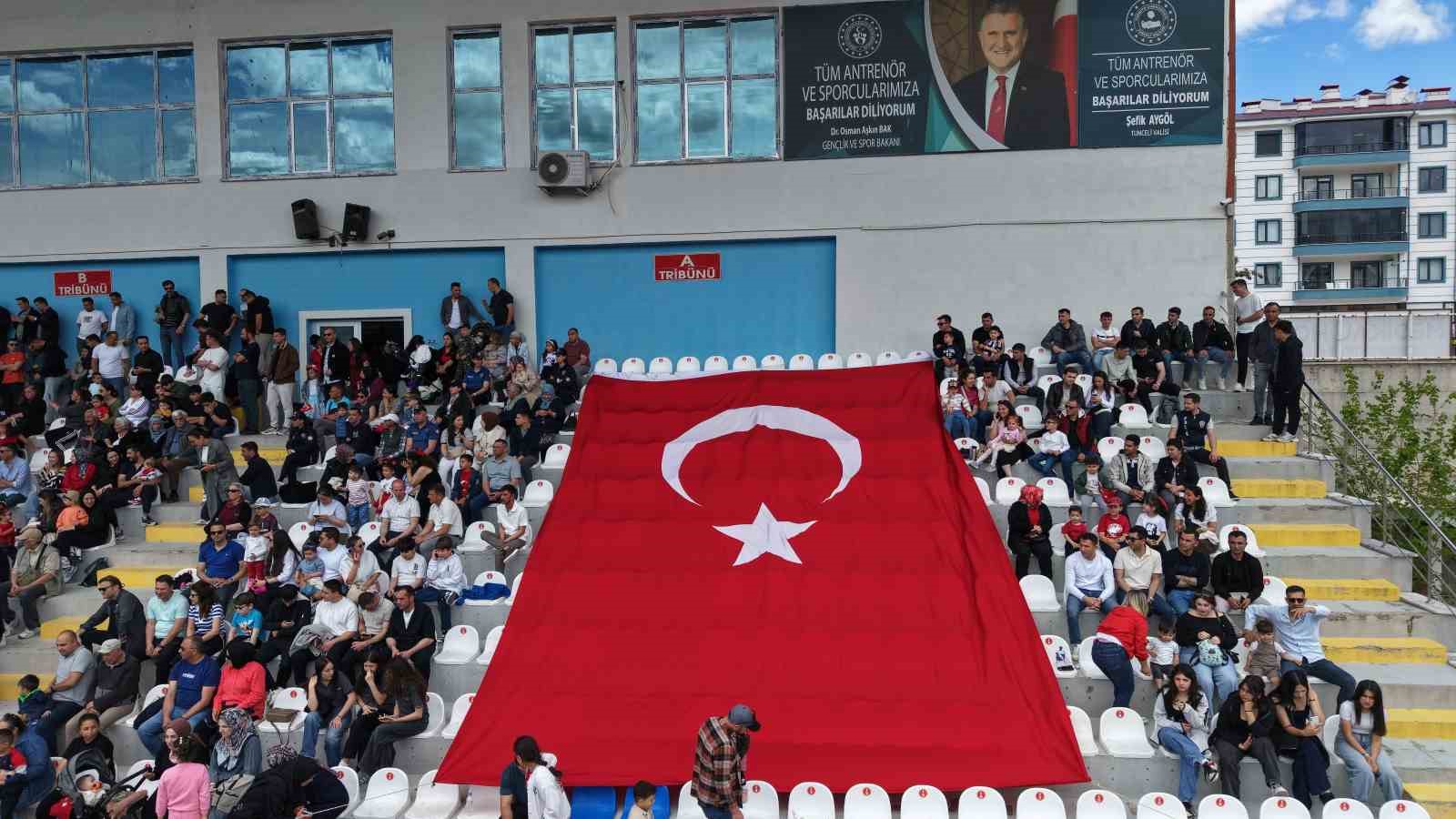tuncelide 19 mayis toreni renkli anlara sahne oldu insaatta halay cektiler 3 fDnJVslh