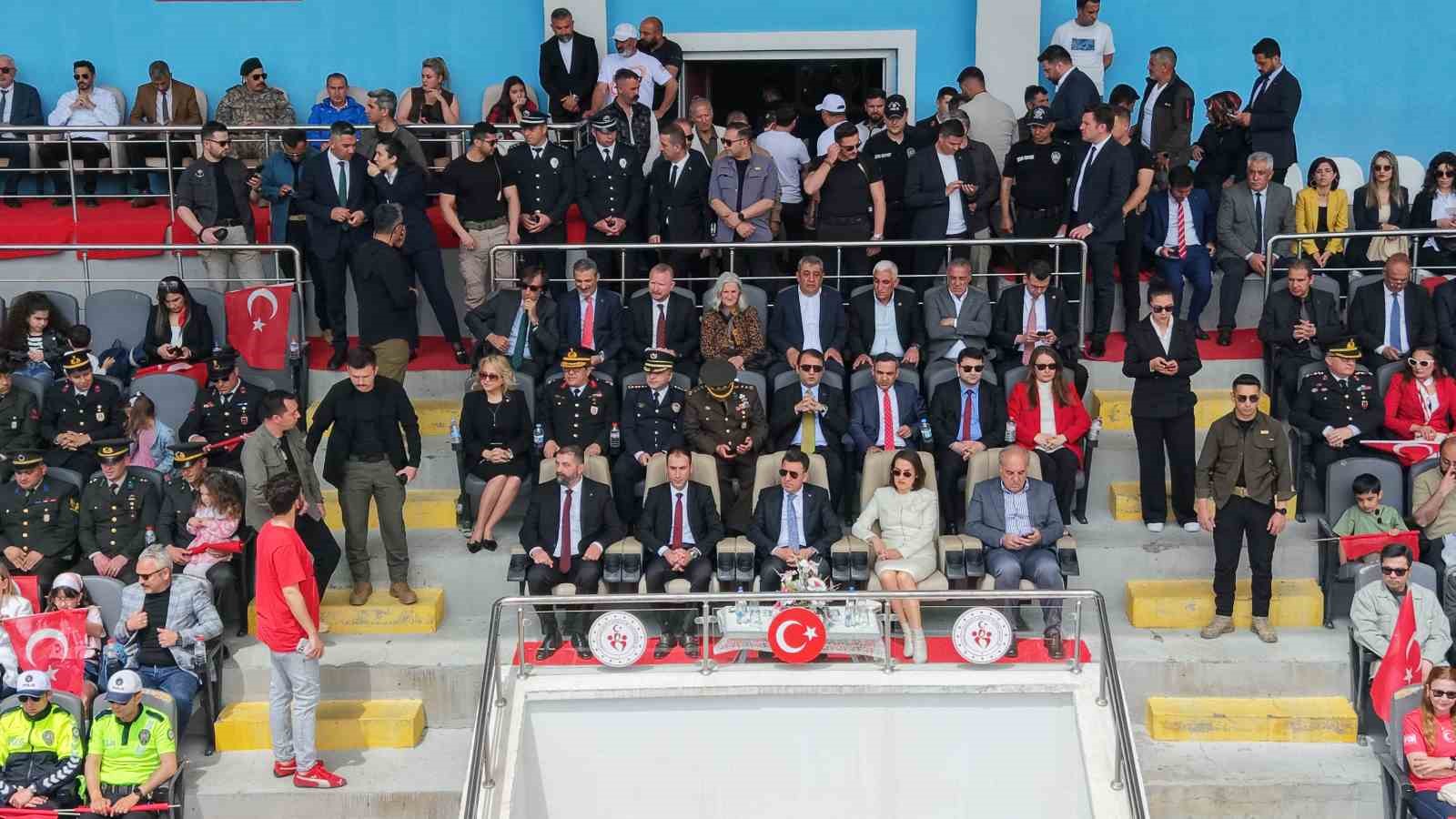 tuncelide 19 mayis toreni renkli anlara sahne oldu insaatta halay cektiler 4 PeRXfcmp