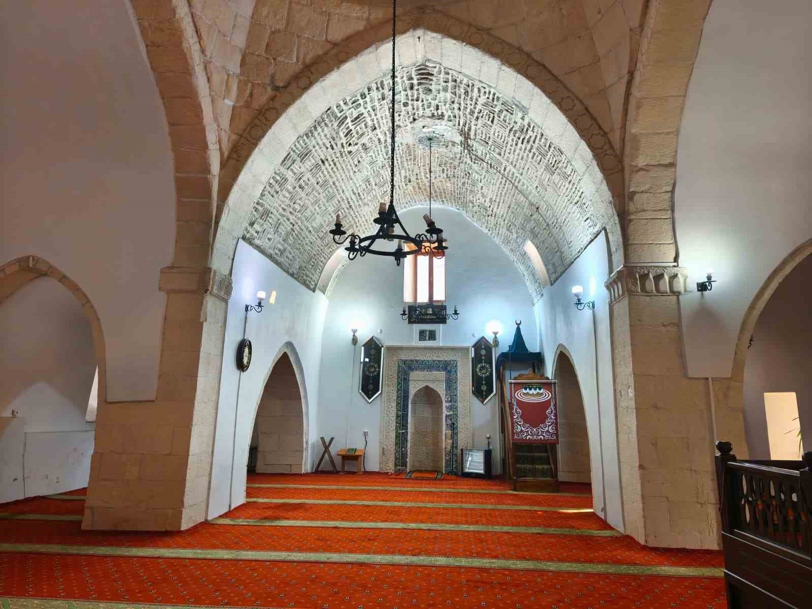 Tunceli’de 621 yıllık tarihi cami ve denge sütunları görselliğiyle göz kamaştırıyor 7 tuncelide 621 yillik tarihi cami ve denge sutunlari gorselligiyle goz kamastiriyor 3 aeSbPMyw