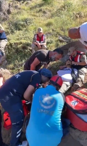 Tunceli’de ayağını burkan genç için ekipler seferber oldu 4 tuncelide ayagini burkan genc icin ekipler seferber oldu 0 QpCc5kHQ