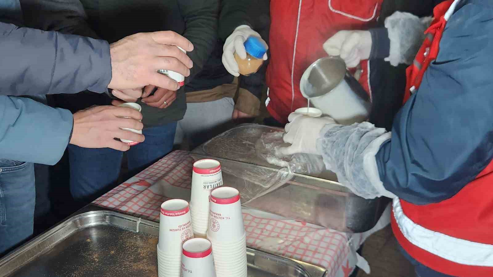 tuncelide berat kandilinde vatandaslara salep ikram edildi 1 a9HIzwUj