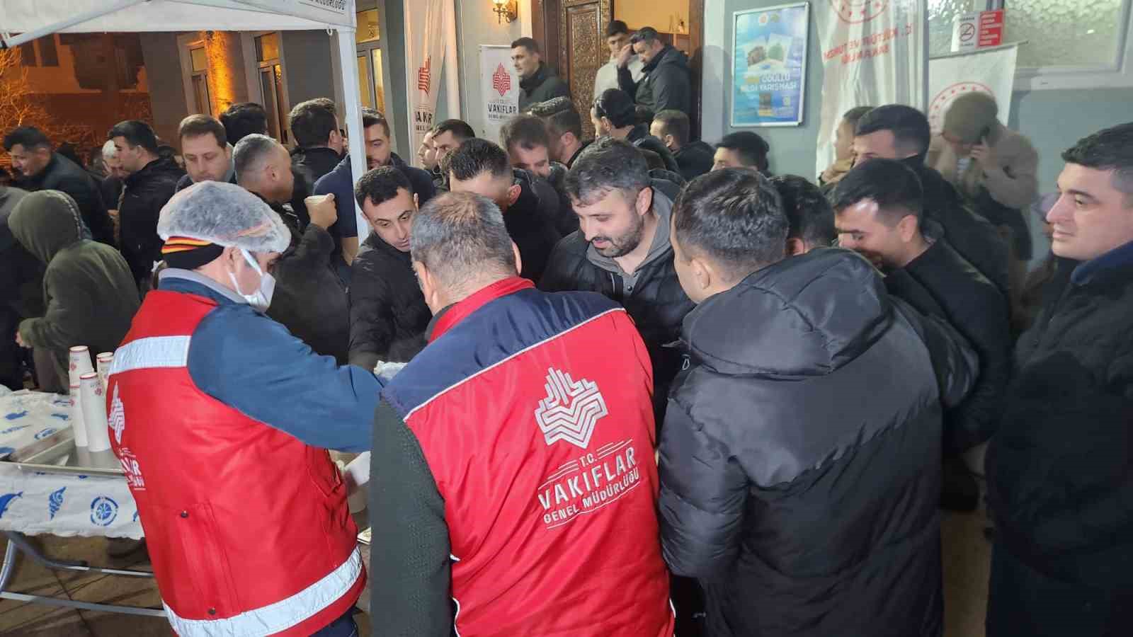 tuncelide berat kandilinde vatandaslara salep ikram edildi 2