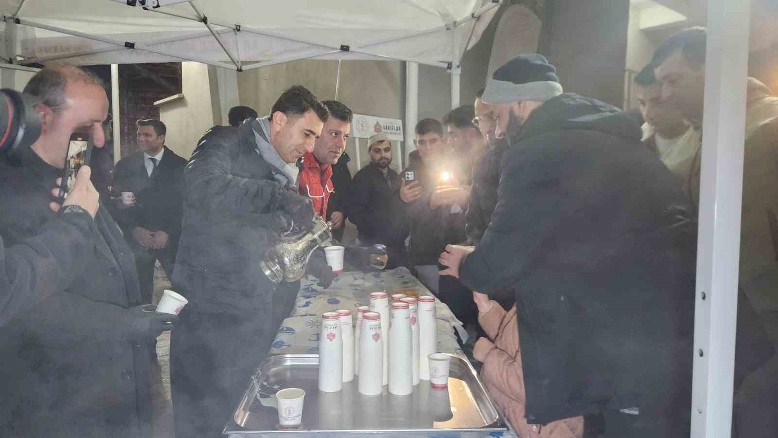 tuncelide berat kandilinde vatandaslara salep ikram edildi 4 fhBfHVcE