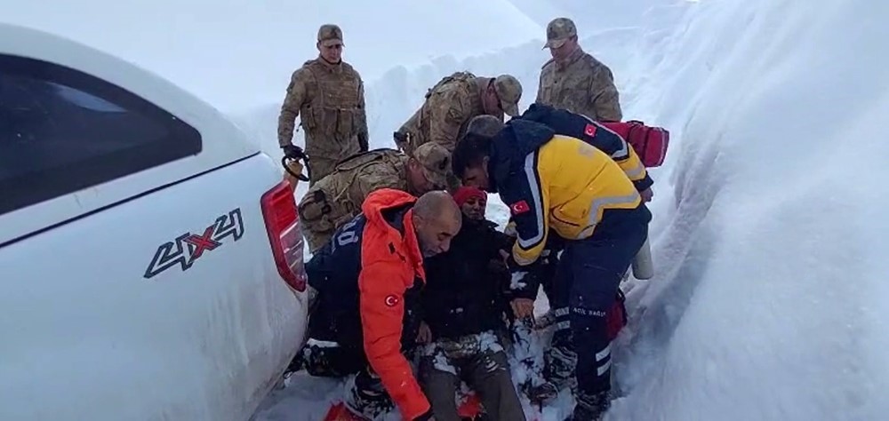 tuncelide ekipler 1 kilometre yurudu hasta hastaneye ulastirildi 1 szCntku2
