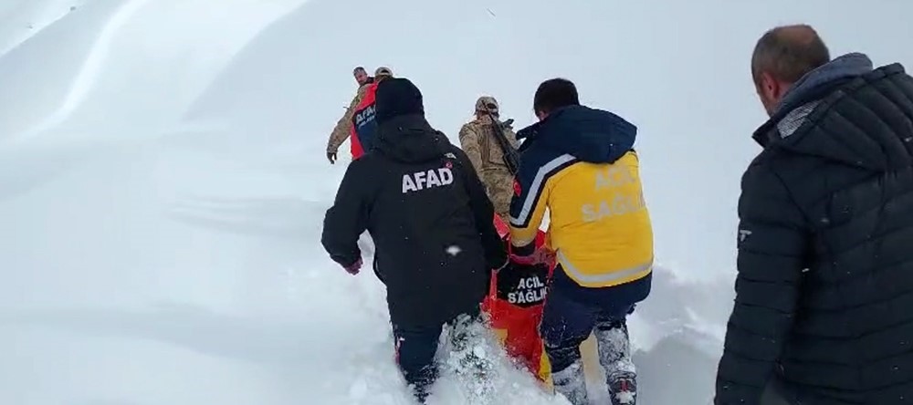 tuncelide ekipler 1 kilometre yurudu hasta hastaneye ulastirildi 2 mr9vaZVZ
