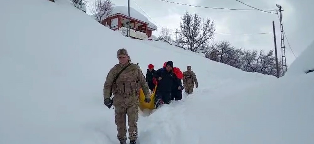 tuncelide ekipler 1 kilometre yurudu hasta hastaneye ulastirildi 3 R9HUOSCA