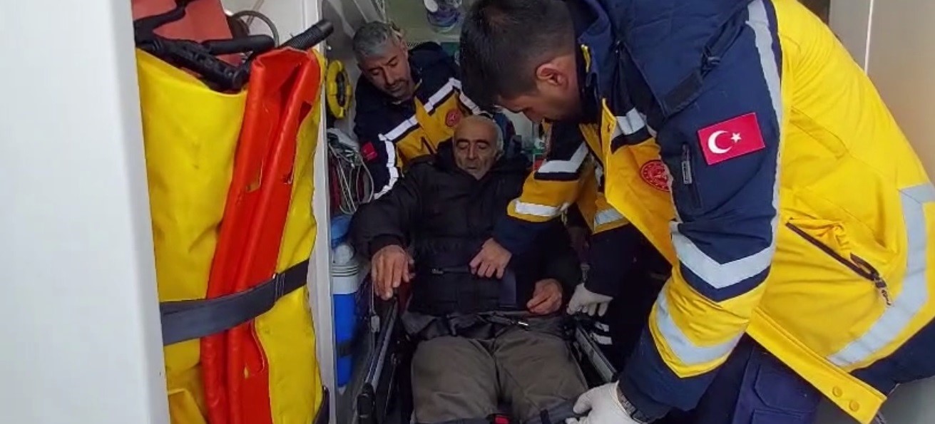 tuncelide ekipler 1 kilometre yurudu hasta hastaneye ulastirildi 4 CIQOCgF3