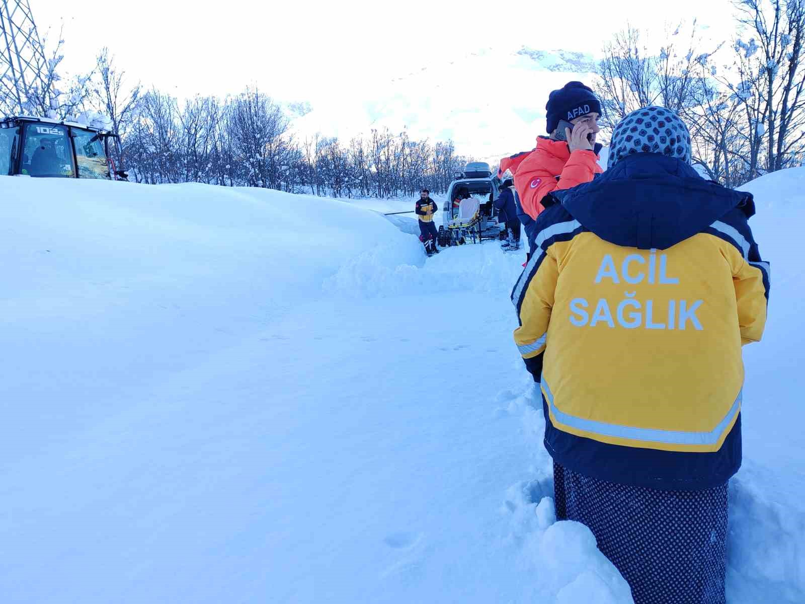Tunceli’de ekipler karda 1 buçuk kilometre yürüyerek hastaya ulaştı 5 tuncelide ekipler karda 1 bucuk kilometre yuruyerek hastaya ulasti 1 U3WLeNbE