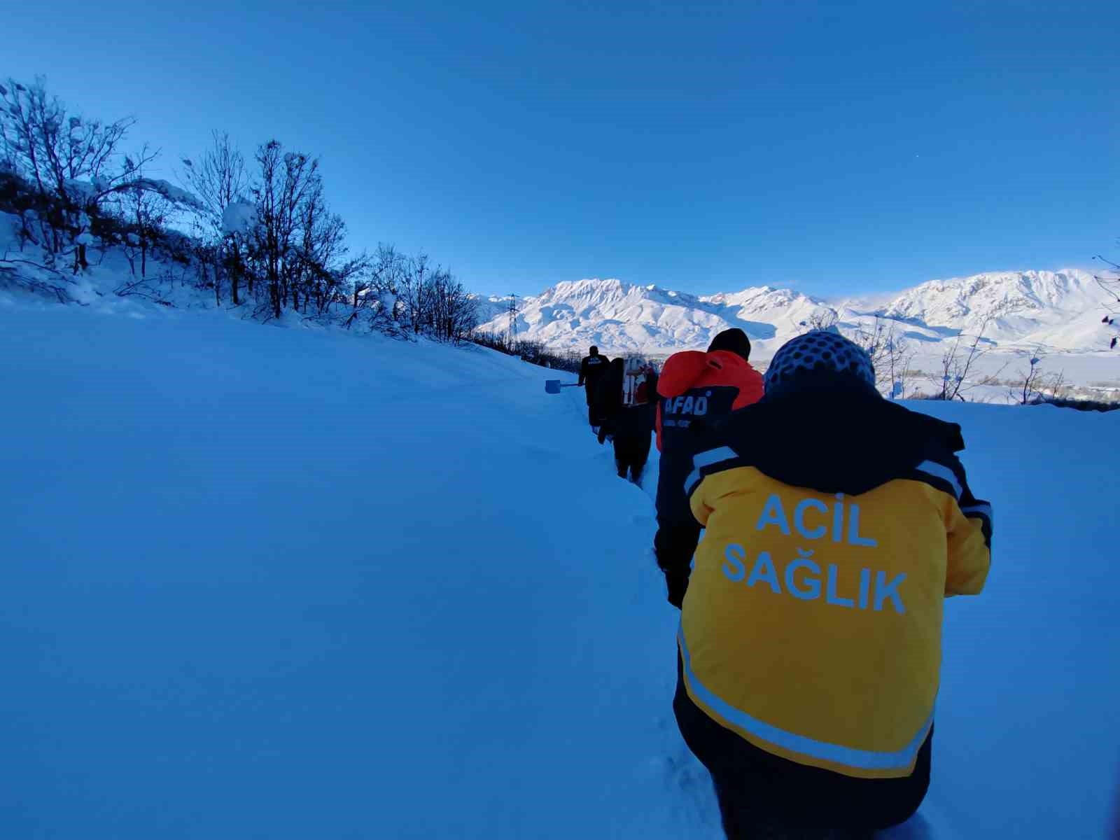 Tunceli’de ekipler karda 1 buçuk kilometre yürüyerek hastaya ulaştı 6 tuncelide ekipler karda 1 bucuk kilometre yuruyerek hastaya ulasti 2 IFfDUzTD