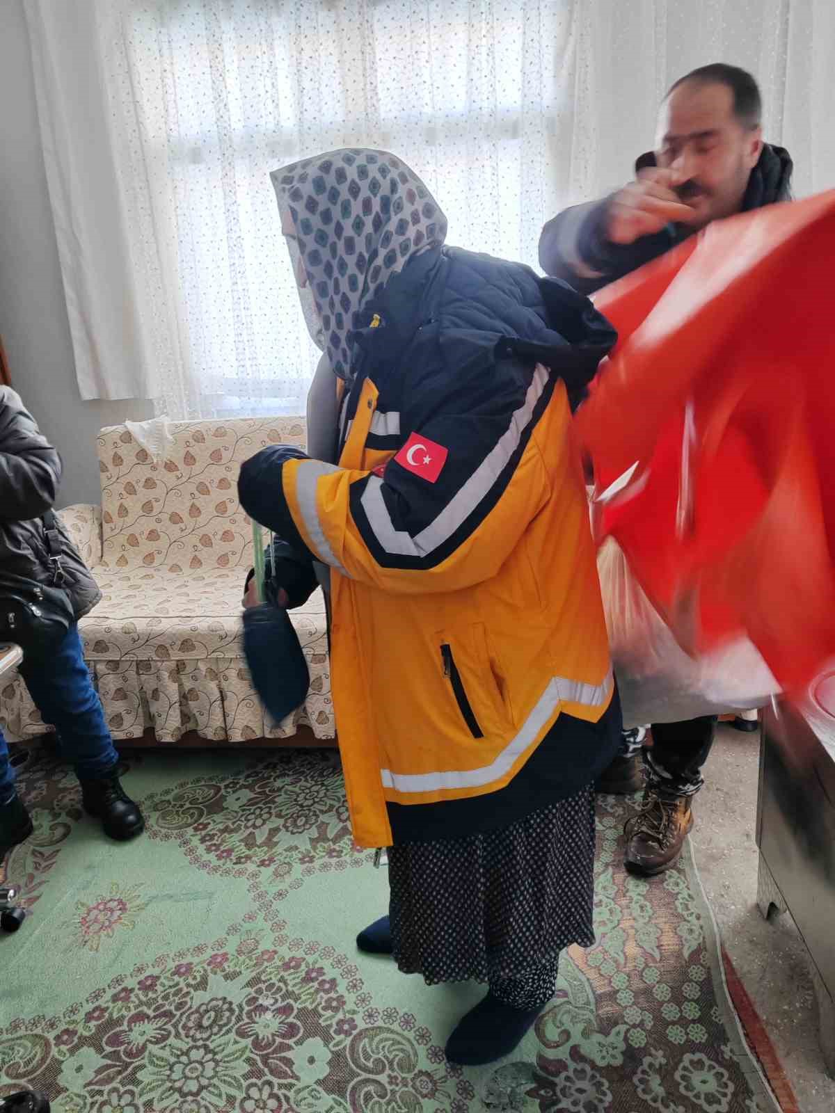 Tunceli’de ekipler karda 1 buçuk kilometre yürüyerek hastaya ulaştı 7 tuncelide ekipler karda 1 bucuk kilometre yuruyerek hastaya ulasti 3 BNXQKn6f