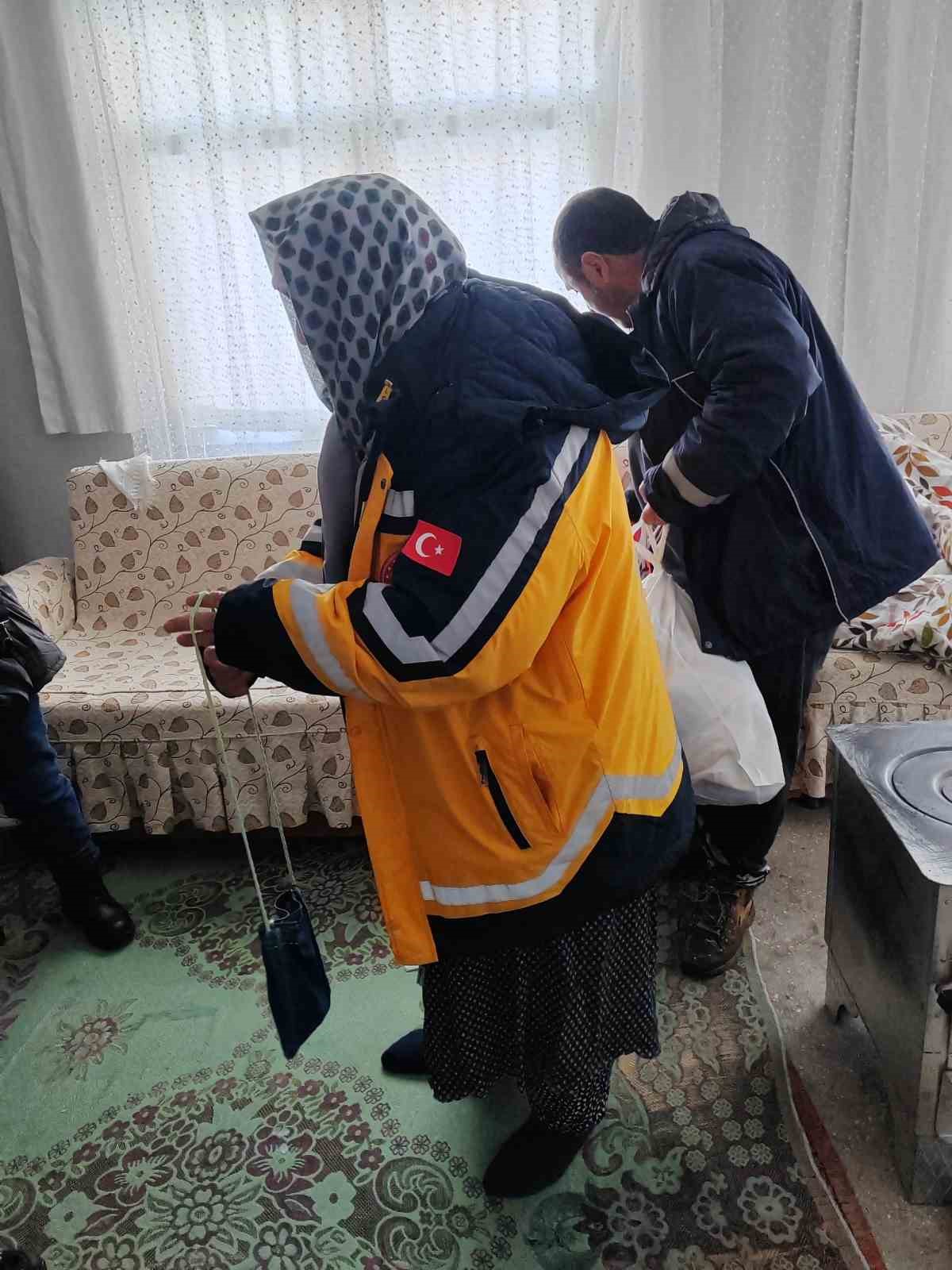 Tunceli’de ekipler karda 1 buçuk kilometre yürüyerek hastaya ulaştı 8 tuncelide ekipler karda 1 bucuk kilometre yuruyerek hastaya ulasti 4 OQLTO3lv
