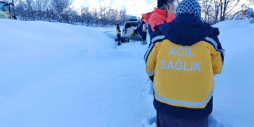 tuncelide-ekipler-karda-1-bucuk-kilometre-yuruyerek-hastaya-ulasti-kE1ieNam.jpg