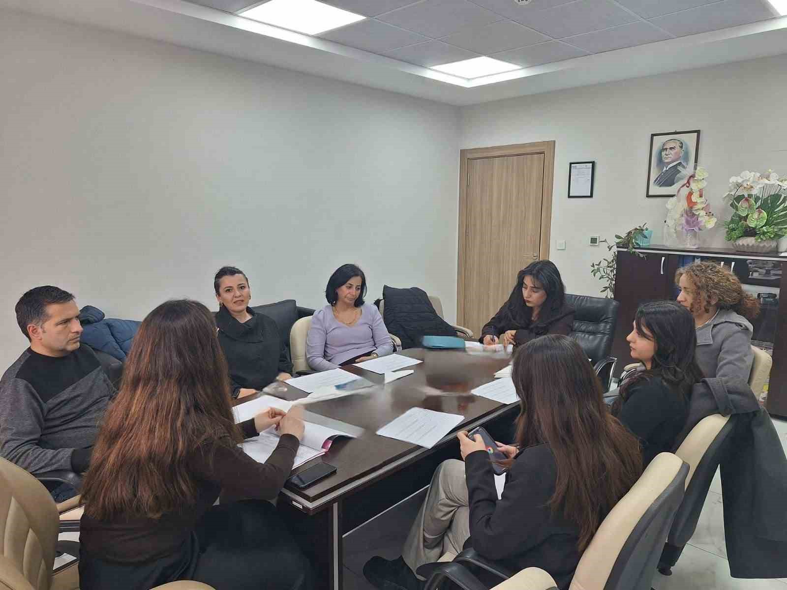 Tunceli’de kadına yönelik şiddetle mücadelede yerel yol haritası belirlendi 7 tuncelide kadina yonelik siddetle mucadelede yerel yol haritasi belirlendi 3 hw1mPujU