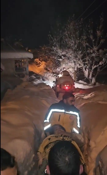 tuncelide kapali yollar asildi ayagi kirilan yasli kadin hastaneye ulastirildi 0