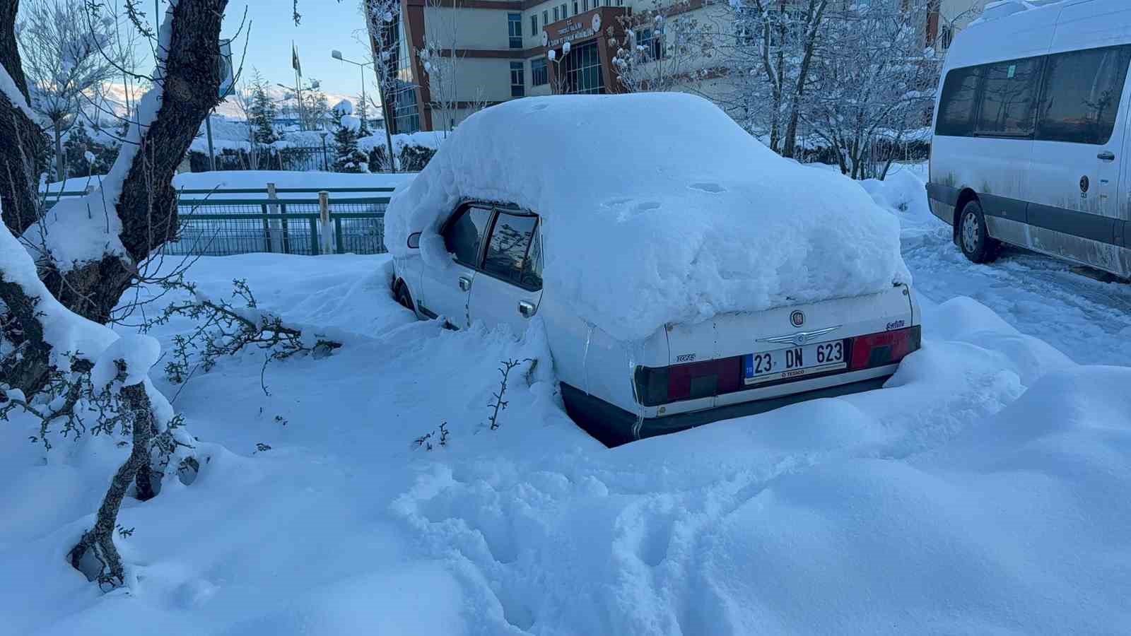 Tunceli’de kar esareti: Araçlar kar yığınları arasında kayboldu 8 tuncelide kar esareti araclar kar yiginlari arasinda kayboldu 4 UNZdAu9i