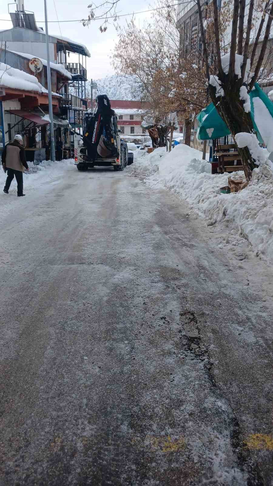 tuncelide karla mucadele calismalarini araliksiz surduruyor 2 QJMhLDps