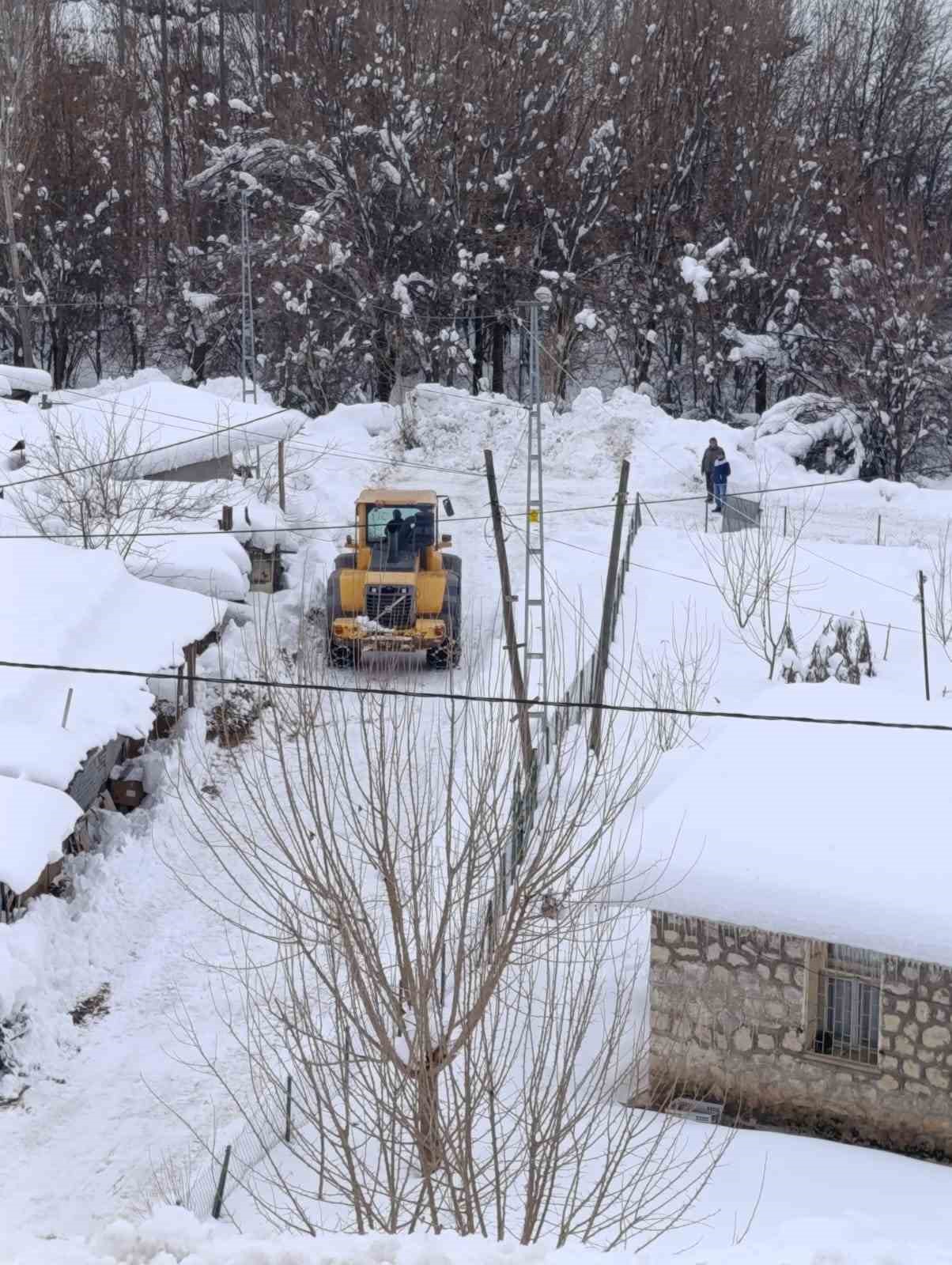 tuncelide karla mucadele calismalarini araliksiz surduruyor 3 vD3H7EG4