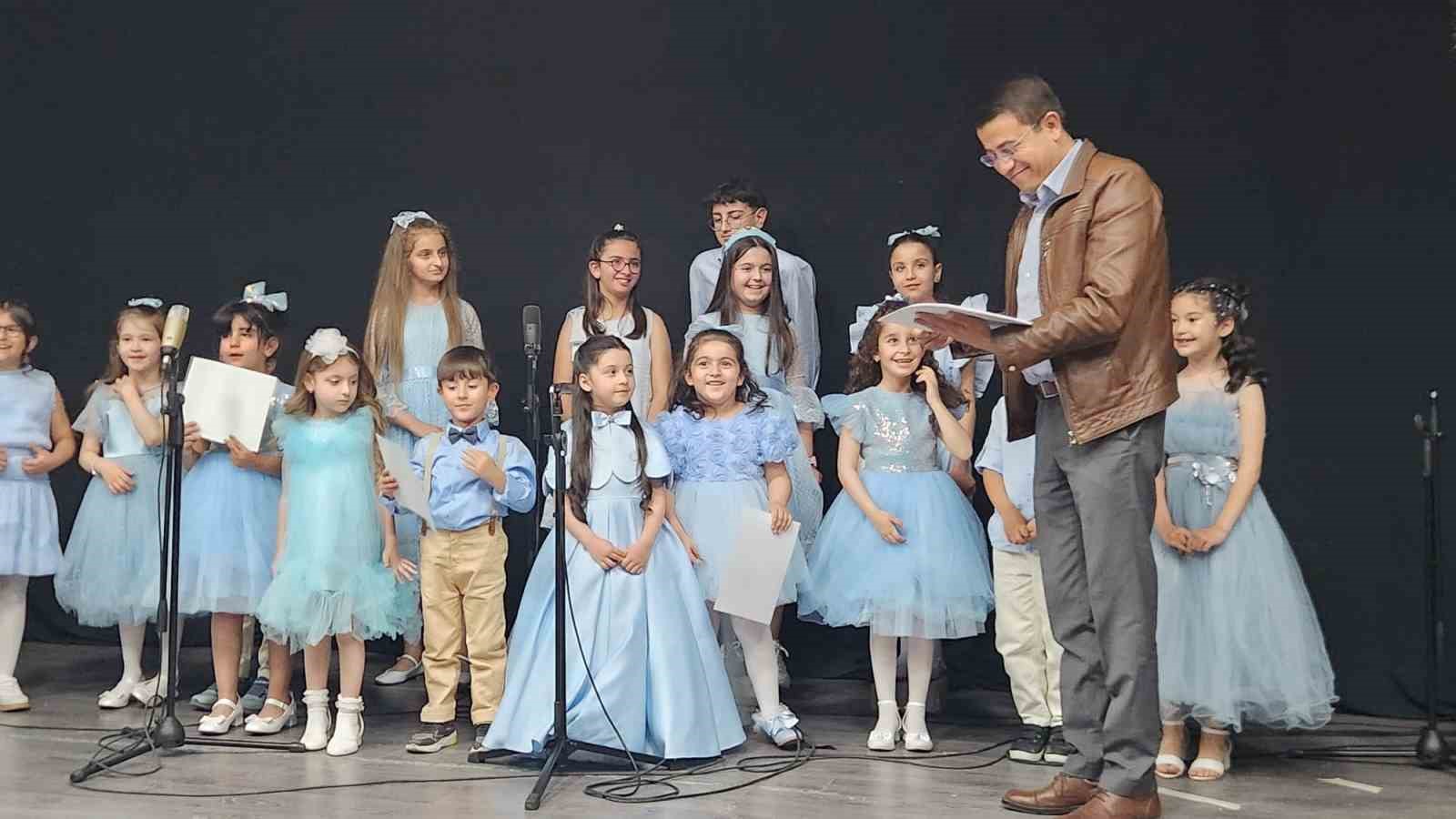 Tunceli’de miniklerin piyano konseri yoğun ilgi gördü 6 tuncelide miniklerin piyano konseri yogun ilgi gordu 2 GmIIInQc