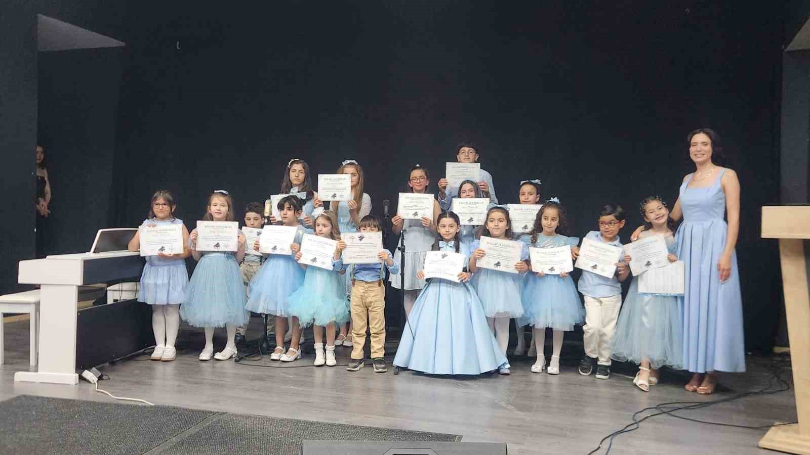 Tunceli’de miniklerin piyano konseri yoğun ilgi gördü 7 tuncelide miniklerin piyano konseri yogun ilgi gordu 3