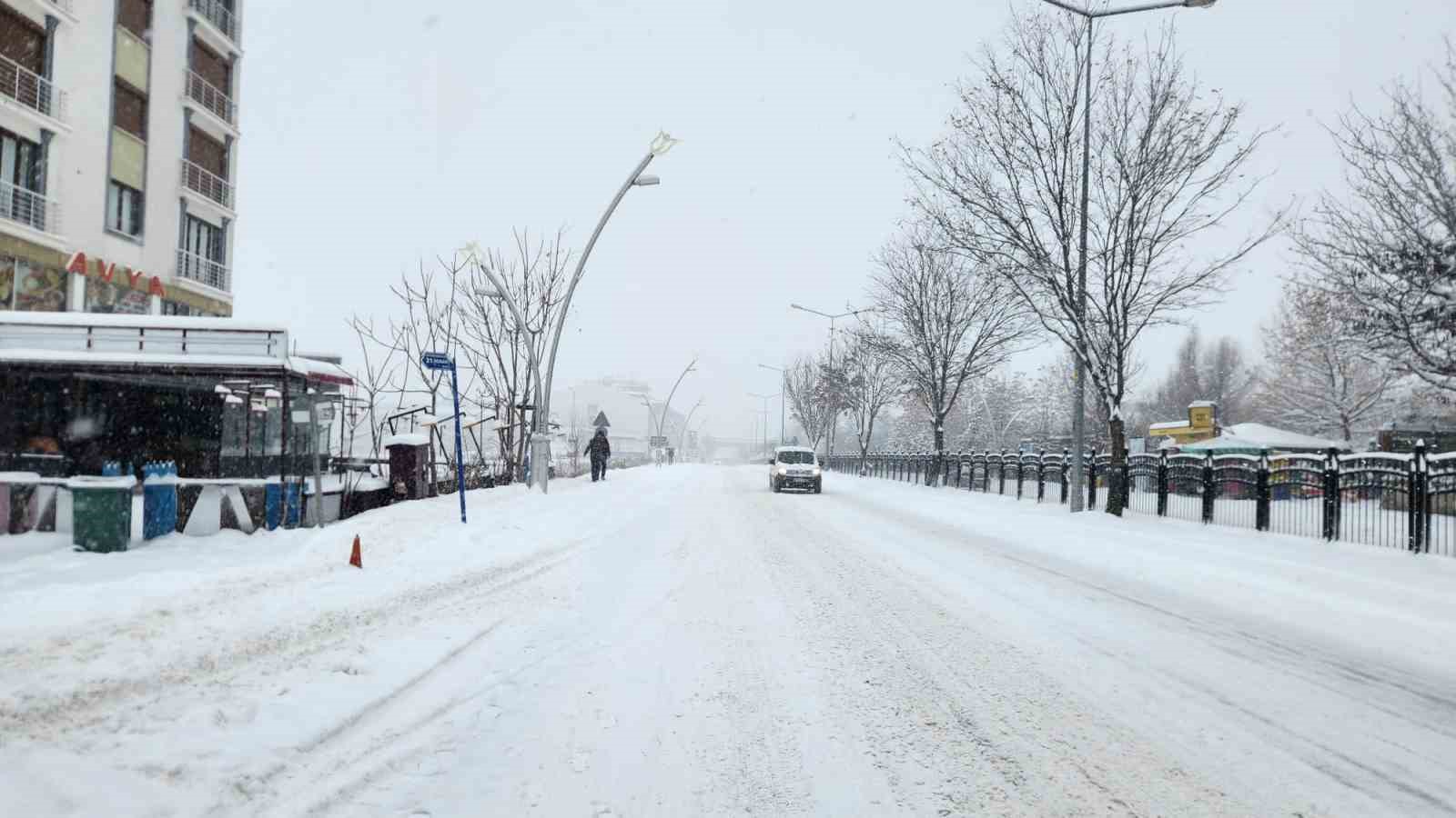 tuncelide motokurye ve kis lastigi bulunmayan tum araclarin trafige cikisi yasaklandi 1 HK2dUy1i