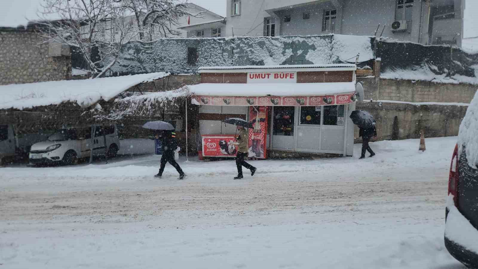 tuncelide motokurye ve kis lastigi bulunmayan tum araclarin trafige cikisi yasaklandi 2 y4SJO8Q8