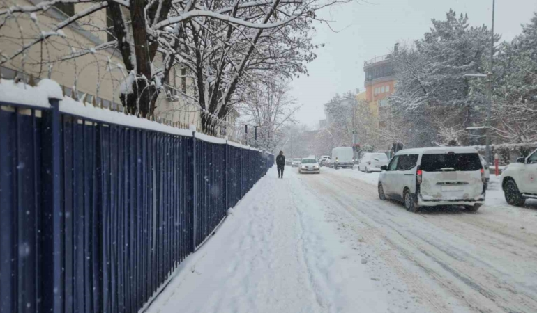 tuncelide-motokurye-ve-kis-lastigi-bulunmayan-tum-araclarin-trafige-cikisi-yasaklandi-IOvpmleR.jpg