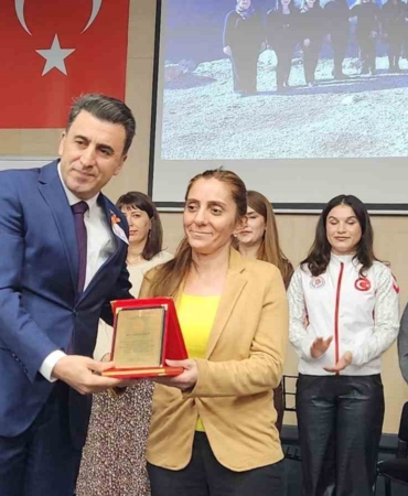 tuncelide-sanatin-gucuyle-kadina-yonelik-siddete-karsi-etkileyici-mesaj-AsOqKu1e.jpg