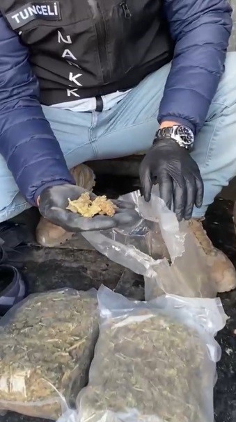tuncelide uyusturucu operasyonu yaklasik 2 kilogram skunk ele gecirildi 2 7VGTTru1
