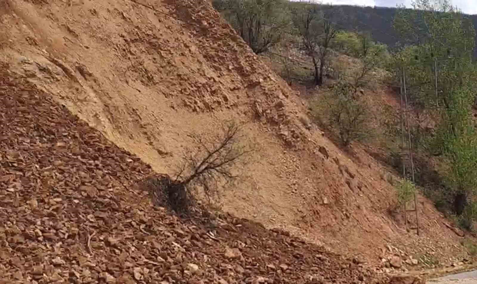 tuncelide yamactan kopan tas ve toprak kutlesi yola dustu 1 JnlTABi7