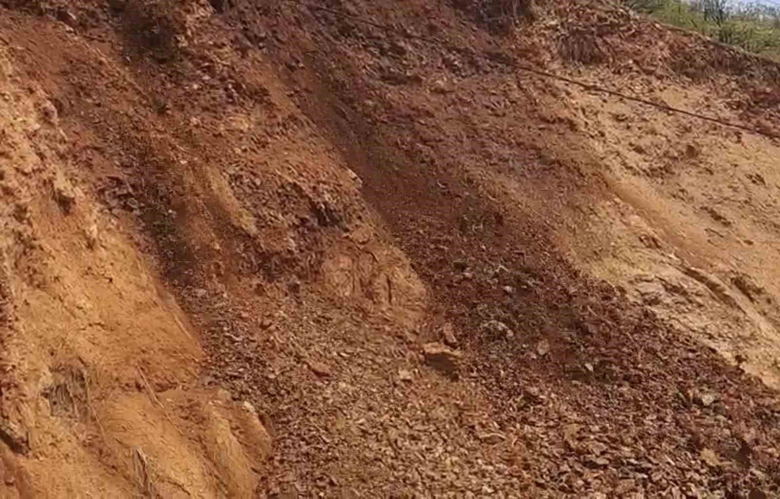 tuncelide yamactan kopan tas ve toprak kutlesi yola dustu 2 fOwDmEFf