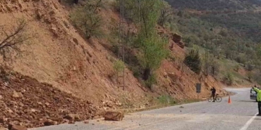 tuncelide-yamactan-kopan-tas-ve-toprak-kutlesi-yola-dustu-7fiREh2N.jpg