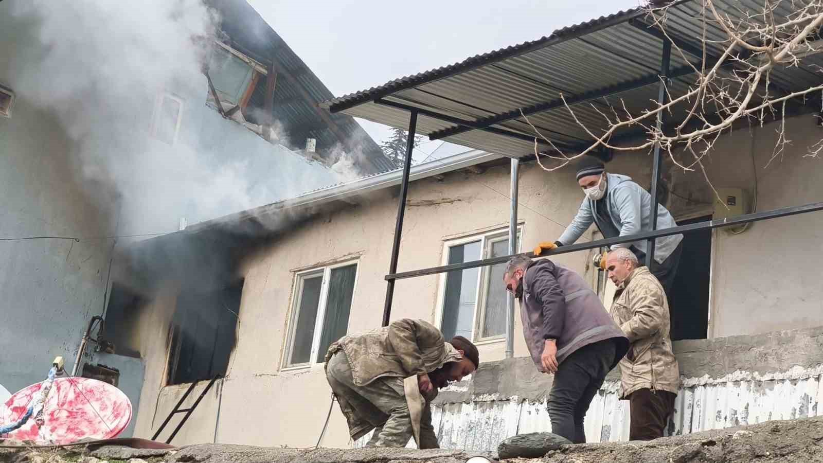 tuncelideki ev yangini ekiplerin mudahalesi ile sonduruldu 0