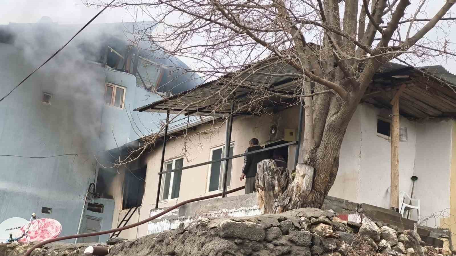 tuncelideki ev yangini ekiplerin mudahalesi ile sonduruldu 1 geiliIGg