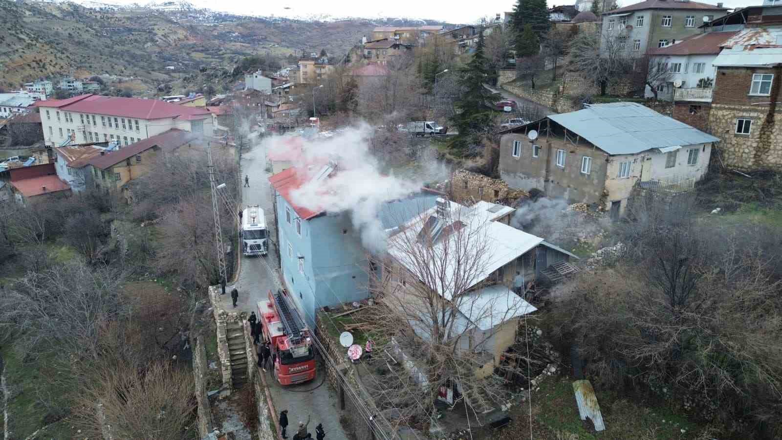 tuncelideki ev yangini ekiplerin mudahalesi ile sonduruldu 2 2GRdJayw