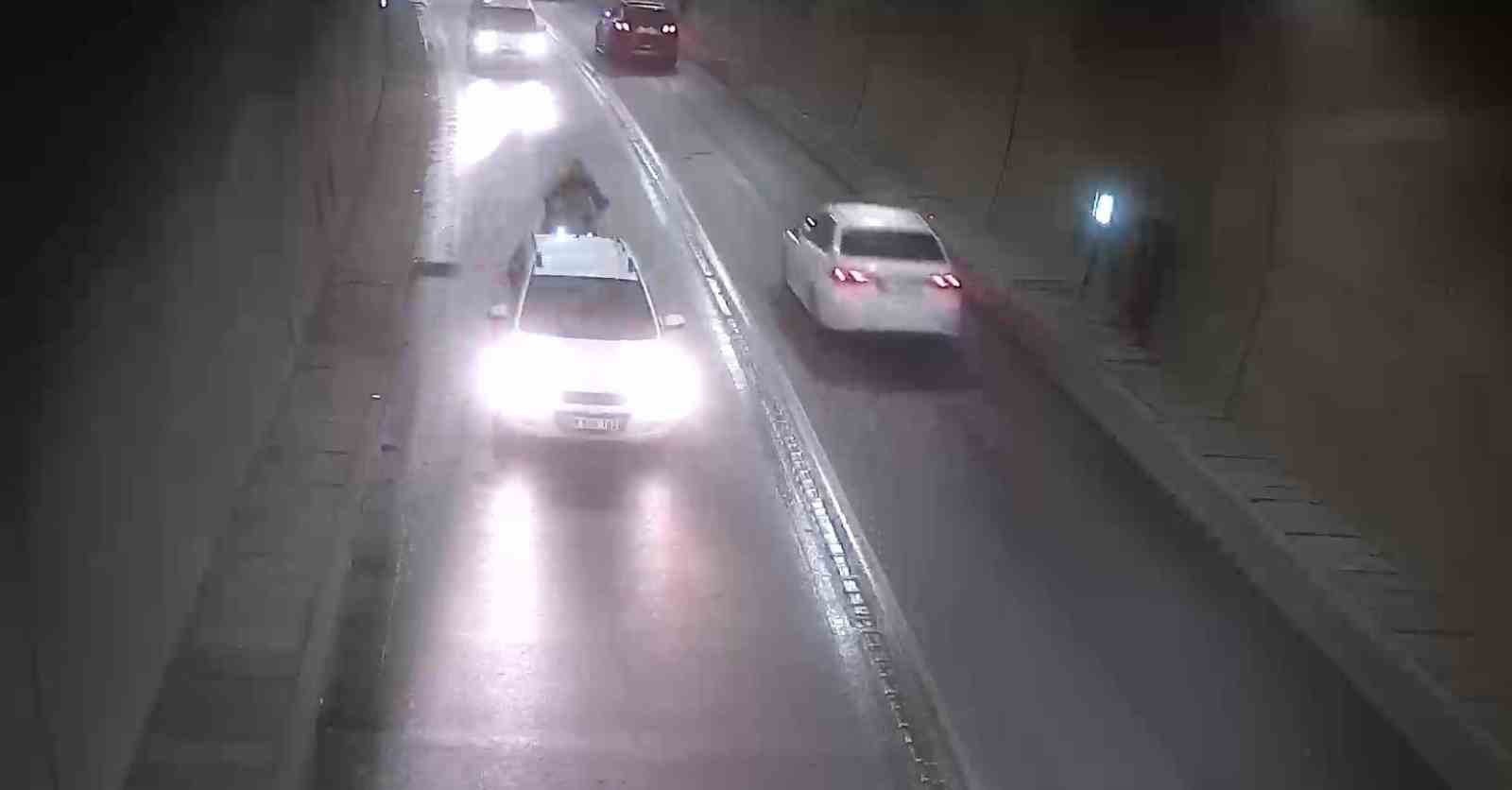 tunelde bir anda duran otomobile motosiklet carpti kaza ani kamerada 0 mviRgfgj