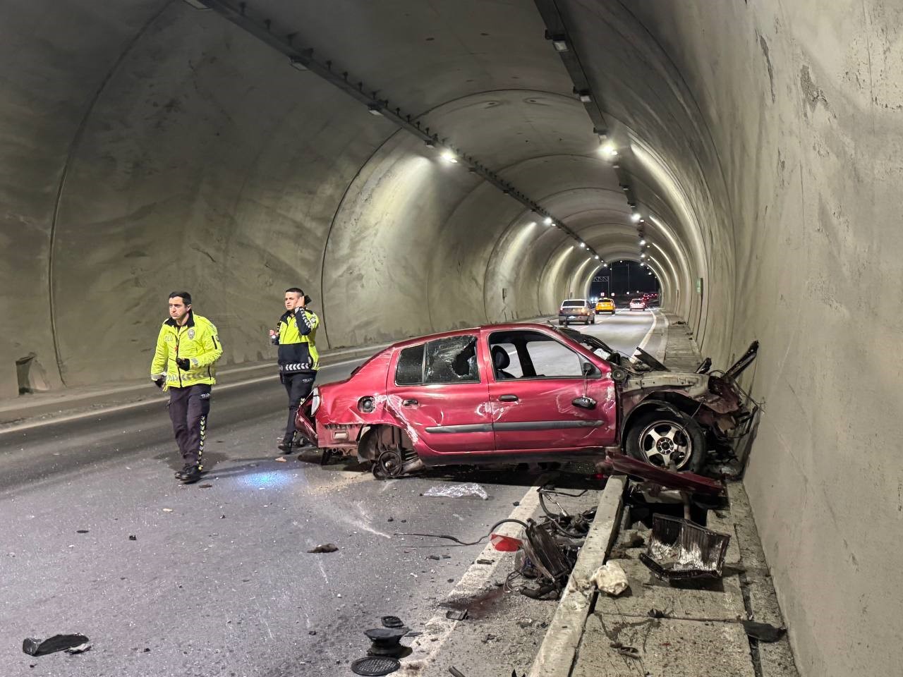 tunelde feci kaza aracin motoru metrelerce ileri savruldu hiz kadrani 200de takili kaldi 0 jfnqqZTR