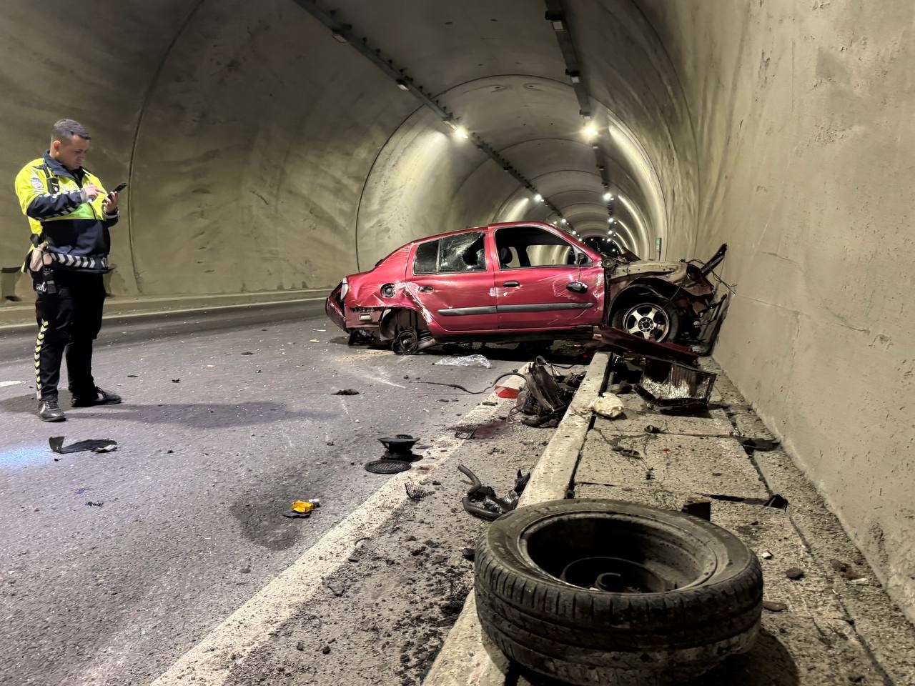 tunelde feci kaza aracin motoru metrelerce ileri savruldu hiz kadrani 200de takili kaldi 1 P3QOyXUq